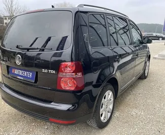 Ενοικίαση αυτοκινήτου Volkswagen Touran 2009 στην Αλβανία, περιλαμβάνει ✓ καύσιμο Ντίζελ και 130 ίππους ➤ Από 28 EUR ανά ημέρα.