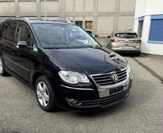 Vista frontal de un Volkswagen Touran de alquiler en Tirana, Albania ✓ Coche n.º 10497. ✓ Automático TM ✓ 0 opiniones.