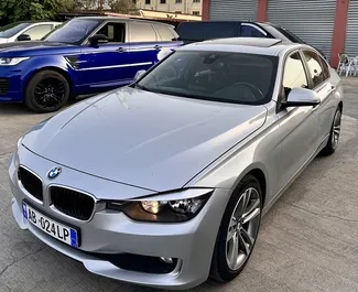 Vista frontal de un BMW 320d de alquiler en el aeropuerto de Tirana, Albania ✓ Coche n.º 10447. ✓ Automático TM ✓ 0 opiniones.