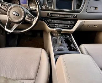 Kia Carnival 2018 için kiralık Dizel 2,2L motor, Tiran havaalanında.