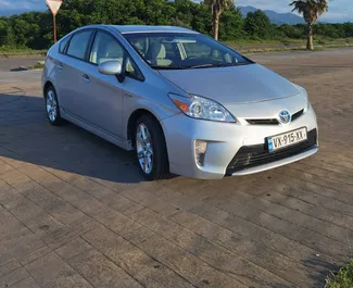 Frontvisning av en leiebil Toyota Prius i Batumi, Georgia ✓ Bil #10351. ✓ Automatisk TM ✓ 1 anmeldelser.