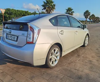 Toyota Prius 2014 auto rentimine Gruusias, sisaldab ✓ Hübriid kütust ja 136 hobujõudu ➤ Alates 65 GEL päevas.