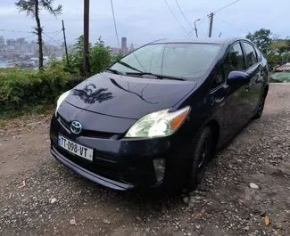 Frontvisning av en leiebil Toyota Prius i Batumi, Georgia ✓ Bil #9246. ✓ Automatisk TM ✓ 0 anmeldelser.