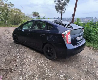 Pronájem auta Toyota Prius 2013 v Gruzii, s palivem Hybridní a výkonem 136 koní ➤ Cena od 65 GEL za den.