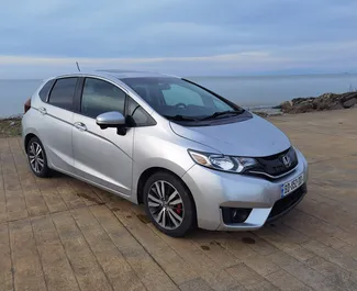 Vista frontal de un Honda Fit de alquiler en Batumi, Georgia ✓ Coche n.º 10370. ✓ Automático TM ✓ 0 opiniones.