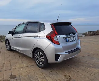 グルジアにてでのHonda Fit 2015カーレンタル、特徴は✓ガソリン燃料と130馬力 ➤ 1日あたり94 GELからスタート。