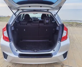 Intérieur de Honda Fit à louer en Géorgie. Une excellente voiture de 5 places avec une transmission Automatique.