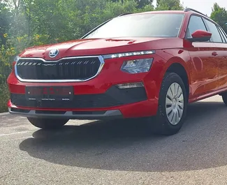 Vista frontal de um aluguel Skoda Kamiq em Budva, Montenegro ✓ Carro #10479. ✓ Transmissão Automático TM ✓ 0 avaliações.