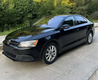 Vista frontal de um aluguel Volkswagen Jetta em Tirana, Albânia ✓ Carro #10417. ✓ Transmissão Automático TM ✓ 0 avaliações.