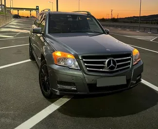 ティラナにて、アルバニアにてでのMercedes-Benz GLK #10422 自動カーレンタル、3.5Lエンジン搭載 ➤ 玲から。