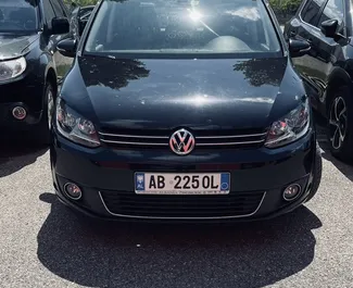 Vista frontal de un Volkswagen Touran de alquiler en Tirana, Albania ✓ Coche n.º 10500. ✓ Automático TM ✓ 0 opiniones.