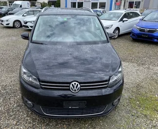 Araç Kiralama Volkswagen Touran #10500 Otomatik Tiran'da, 2,0L motor ile donatılmış ➤ Fation tarafından Arnavutluk'ta.