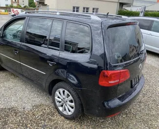 Uthyrning av Volkswagen Touran. Komfort, Minivan bil för uthyrning i Albanien ✓ Deposition 200 EUR ✓ Försäkringsalternativ: TPL, CDW, Utomlands.