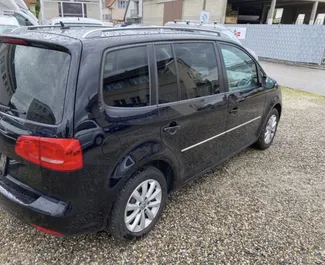 Bilutleie av Volkswagen Touran 2012 i i Albania, inkluderer ✓ Diesel drivstoff og 130 hestekrefter ➤ Starter fra 30 EUR per dag.