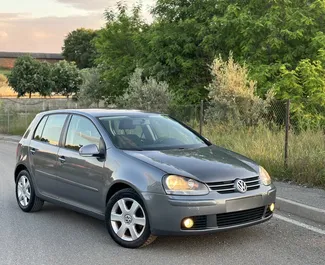 Frontvisning av en leiebil Volkswagen Golf 5 på Tirana lufthavn, Albania ✓ Bil #10468. ✓ Automatisk TM ✓ 0 anmeldelser.