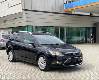 Predný pohľad na prenajaté auto Ford Focus SW v na letisku Tirana, Albánsko ✓ Auto č. 10466. ✓ Prevodovka Manuálne TM ✓ Hodnotenia 1.