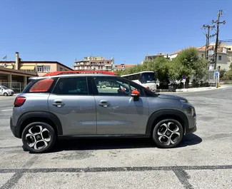 Frontvisning av en leiebil Citroen C3 Aircross i Mytilene, Hellas ✓ Bil #10457. ✓ Automatisk TM ✓ 0 anmeldelser.