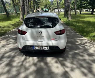 Utleie av Renault Clio 4. Økonomi bil til leie i Montenegro ✓ Depositum på 100 EUR ✓ Forsikringsalternativer: TPL, Passasjerer, I utlandet, Ung.