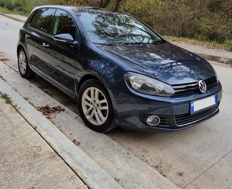 Vista frontal de un Volkswagen Golf 6 de alquiler en Tirana, Albania ✓ Coche n.º 10427. ✓ Automático TM ✓ 0 opiniones.