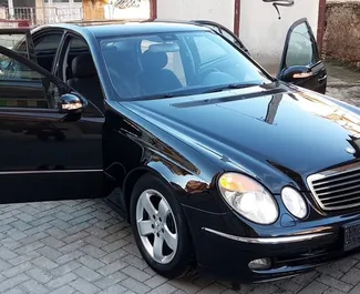 Vista frontal de um aluguel Mercedes-Benz E-Class em Durres, Albânia ✓ Carro #10298. ✓ Transmissão Automático TM ✓ 0 avaliações.