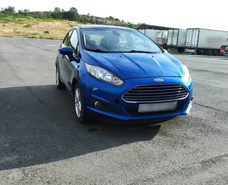 Vista frontal de un Ford Fiesta de alquiler en Ereván, Armenia ✓ Coche n.º 10345. ✓ Automático TM ✓ 0 opiniones.