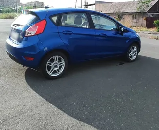 エレバンにて、アルメニアにてでのFord Fiesta #10345 自動カーレンタル、1.6Lエンジン搭載 ➤ イェルバンドから。