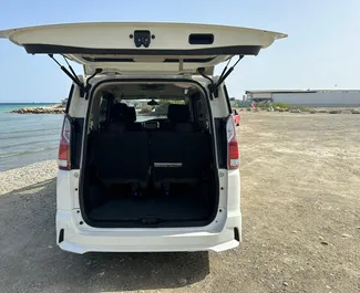 Nissan Serena 2018 med Frontdrift-system, tilgjengelig i Larnaca.