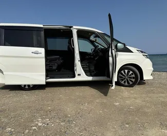 Automobilio nuoma Nissan Serena #10321 su Automatinis pavarų dėže Larnakoje, aprūpintas 2,0L varikliu ➤ Iš Maxim Kipre.