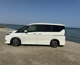 Frontvisning av en leiebil Nissan Serena i Larnaca, Kypros ✓ Bil #10321. ✓ Automatisk TM ✓ 0 anmeldelser.