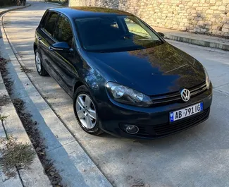 Vista frontal de um aluguel Volkswagen Golf 6 em Tirana, Albânia ✓ Carro #10425. ✓ Transmissão Automático TM ✓ 0 avaliações.