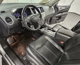 Nissan Pathfinder 2015 的 Petrol 3.5L 发动机，在 在巴统 出租。