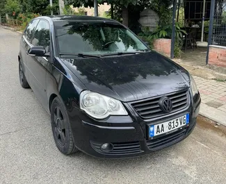 Predný pohľad na prenajaté auto Volkswagen Polo v v Tirane, Albánsko ✓ Auto č. 10489. ✓ Prevodovka Manuálne TM ✓ Hodnotenia 0.