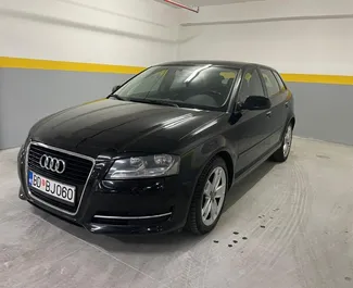 Vista frontal de um aluguel Audi A3 em Budva, Montenegro ✓ Carro #10392. ✓ Transmissão Automático TM ✓ 0 avaliações.