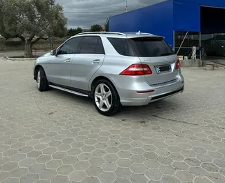 Vista frontal de un Mercedes-Benz ML350 de alquiler en el aeropuerto de Tirana, Albania ✓ Coche n.º 10469. ✓ Automático TM ✓ 0 opiniones.