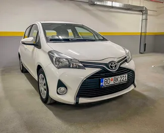 Priekinė automobilio, kurį nuomojate Toyota Yaris Budvoje, Juodkalnija vaizdas ✓ Automobilis #10377. ✓ Pavarų dėžė Automatinis TM ✓ Atsiliepimai 0.