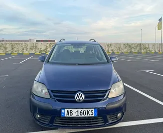 Predný pohľad na prenajaté auto Volkswagen Golf Plus v na letisku Tirana, Albánsko ✓ Auto č. 10305. ✓ Prevodovka Manuálne TM ✓ Hodnotenia 1.