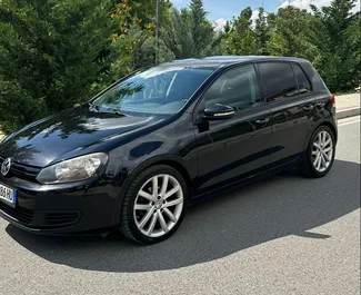 Sprednji pogled najetega avtomobila Volkswagen Golf 6 v v Tirani, Albanija ✓ Avtomobil #10426. ✓ Menjalnik Samodejno TM ✓ Mnenja 0.