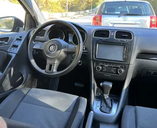 Volkswagen Golf 6 2010 automašīnas noma Albānijā, iezīmes ✓ Benzīns degviela un 120 zirgspēki ➤ Sākot no 33 EUR dienā.