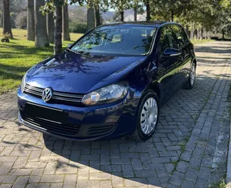 Sprednji pogled najetega avtomobila Volkswagen Golf 6 v v Tirani, Albanija ✓ Avtomobil #10424. ✓ Menjalnik Samodejno TM ✓ Mnenja 0.