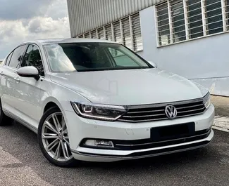 Framvy av en hyrbil Volkswagen Passat i Budva, Montenegro ✓ Bil #10375. ✓ Växellåda Automatisk TM ✓ 0 recensioner.