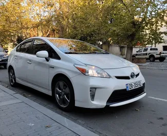 Vista frontal de um aluguel Toyota Prius em Kutaisi, Geórgia ✓ Carro #7967. ✓ Transmissão Automático TM ✓ 0 avaliações.