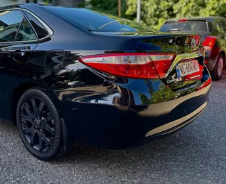 Toyota Camry 2016 araç kiralama Gürcistan'da, ✓ Benzin yakıt ve 156 beygir gücü özellikleriyle ➤ Günde başlayan fiyatlarla 95 GEL.