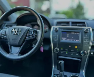 Toyota Camry kiralama için Gürcistan'da iç mekanı. Harika bir 5 koltuklu araba, Otomatik şanzıman ile.