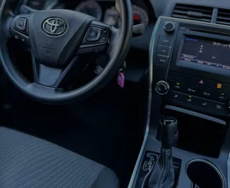 Toyota Camry 2016 pieejams noma Batumi, ar neierobežots kilometru limitu.