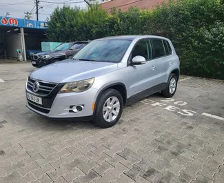 Frontvisning av en leiebil Volkswagen Tiguan i Kutaisi, Georgia ✓ Bil #7821. ✓ Manuell TM ✓ 0 anmeldelser.