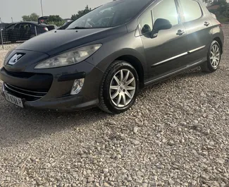 Přední pohled na pronájem Peugeot 308 na letišti Tirana, Albánie ✓ Auto č. 10443. ✓ Převodovka Automatické TM ✓ Recenze 1.