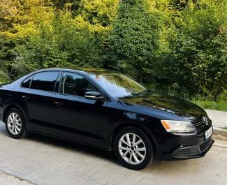 Volkswagen Jetta 2011 location de voiture en Albanie, avec ✓ Essence carburant et 181 chevaux ➤ À partir de 40 EUR par jour.