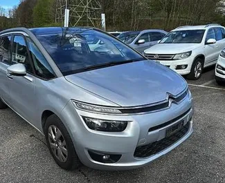 ティラナにて、アルバニアにてでのCitroen C4 Grand Picasso #10501 自動カーレンタル、1.6Lエンジン搭載 ➤ フェイションから。