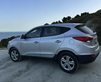 ドゥレスにて、アルバニアにてでのHyundai Tucson #10449 自動カーレンタル、2.0Lエンジン搭載 ➤ エルトンから。