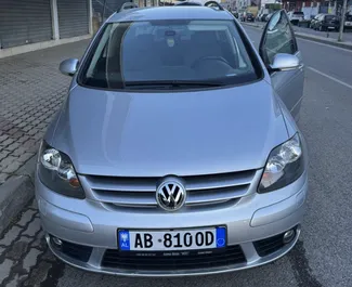 Vista frontal de un Volkswagen Golf Plus de alquiler en Durres, Albania ✓ Coche n.º 10137. ✓ Manual TM ✓ 1 opiniones.